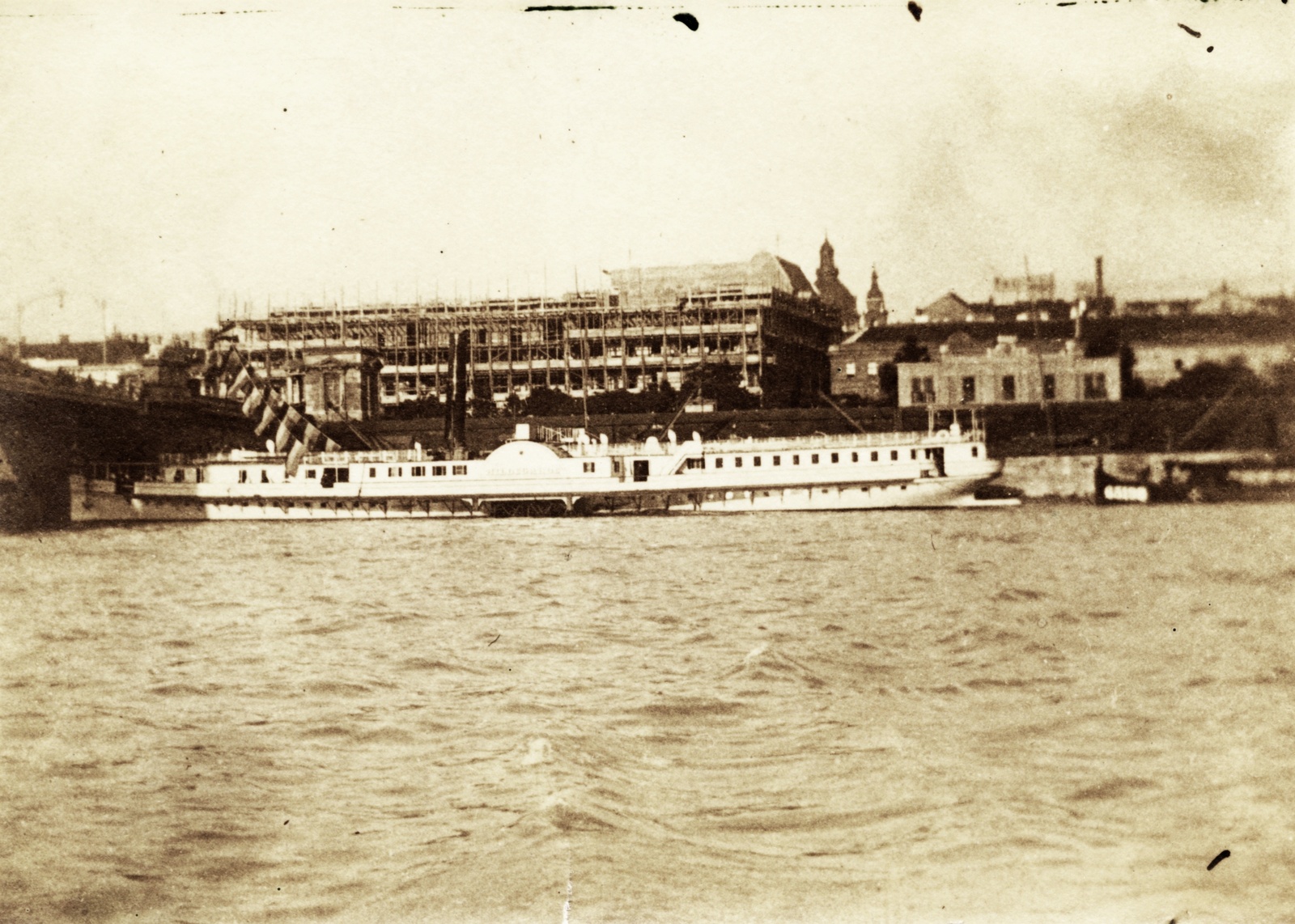 Hungary, Budapest V., a Széchenyi Lánchíd pesti hídfője a Dunáról nézve. Szemben a Széchenyi István (Ferenc József) téren épül a Gresham-palota., 1905, Széman György, construction, steamboat, scaffolding, Budapest, Danube's shore, Hildegarde-ship, Fortepan #115815