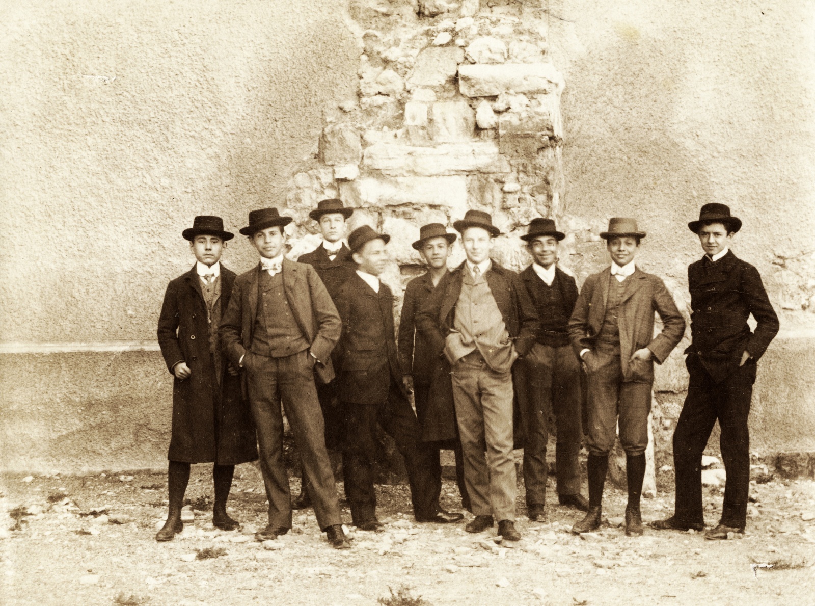 1905, Széman György, zsebredugott kéz, kalap, csoportkép, fiúk, férfiak, Fortepan #115818