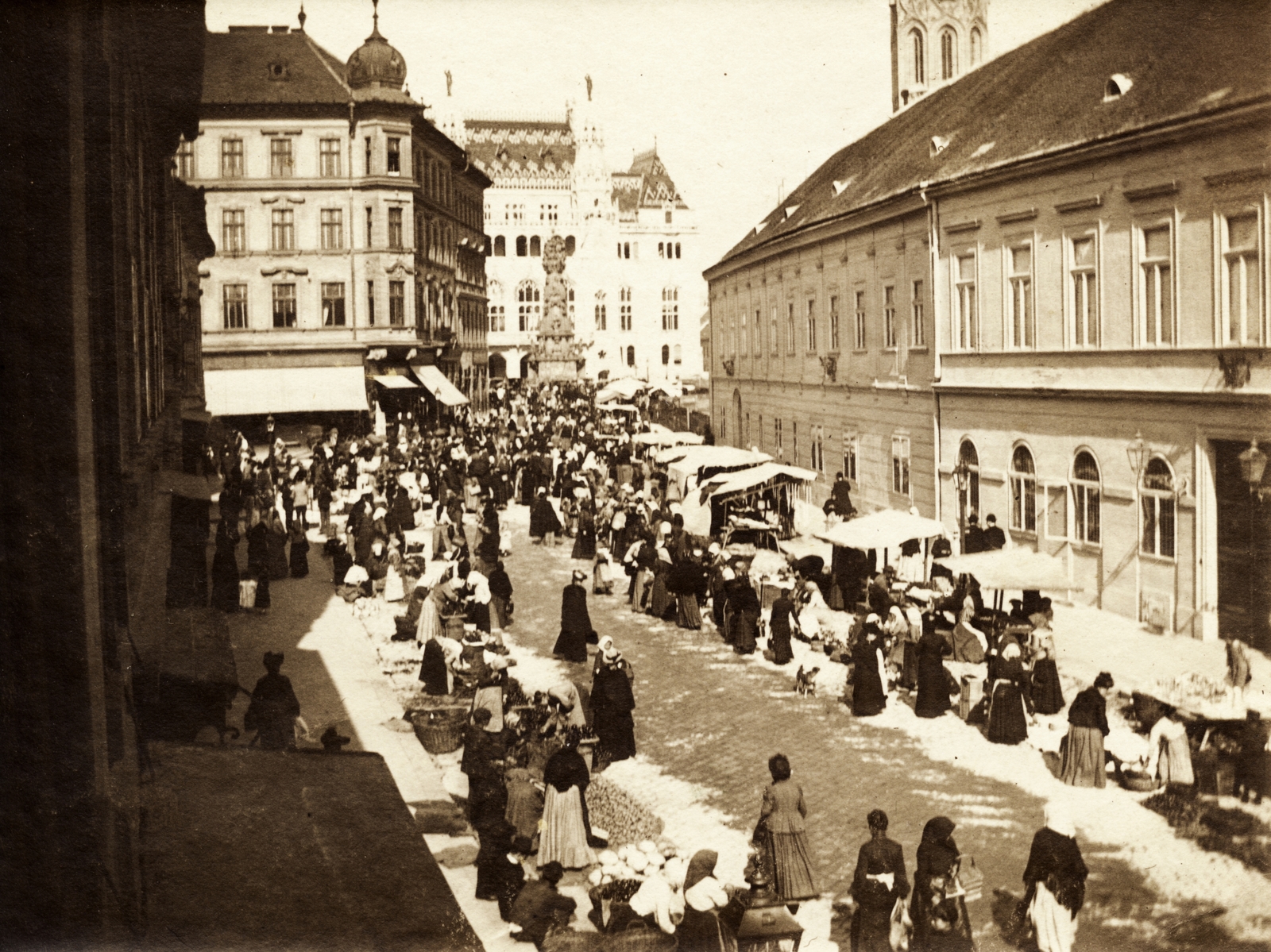 Magyarország, budai Vár, Budapest I., Tárnok utca a Dísz tér felől a Szentháromság tér felé nézve., 1905, Széman György, piac, Budapest, várnegyed, Fortepan #115827