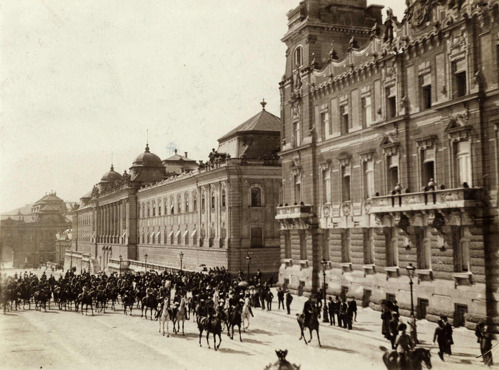 Magyarország, budai Vár, Budapest I., Szent György tér, balra a Királyi Palota (később Budavári Palota), középen az Istállóépület, jobbra a József főhercegi palota., 1905, Széman György, Budapest, palota, épületdísz, lovas, Fortepan #115829