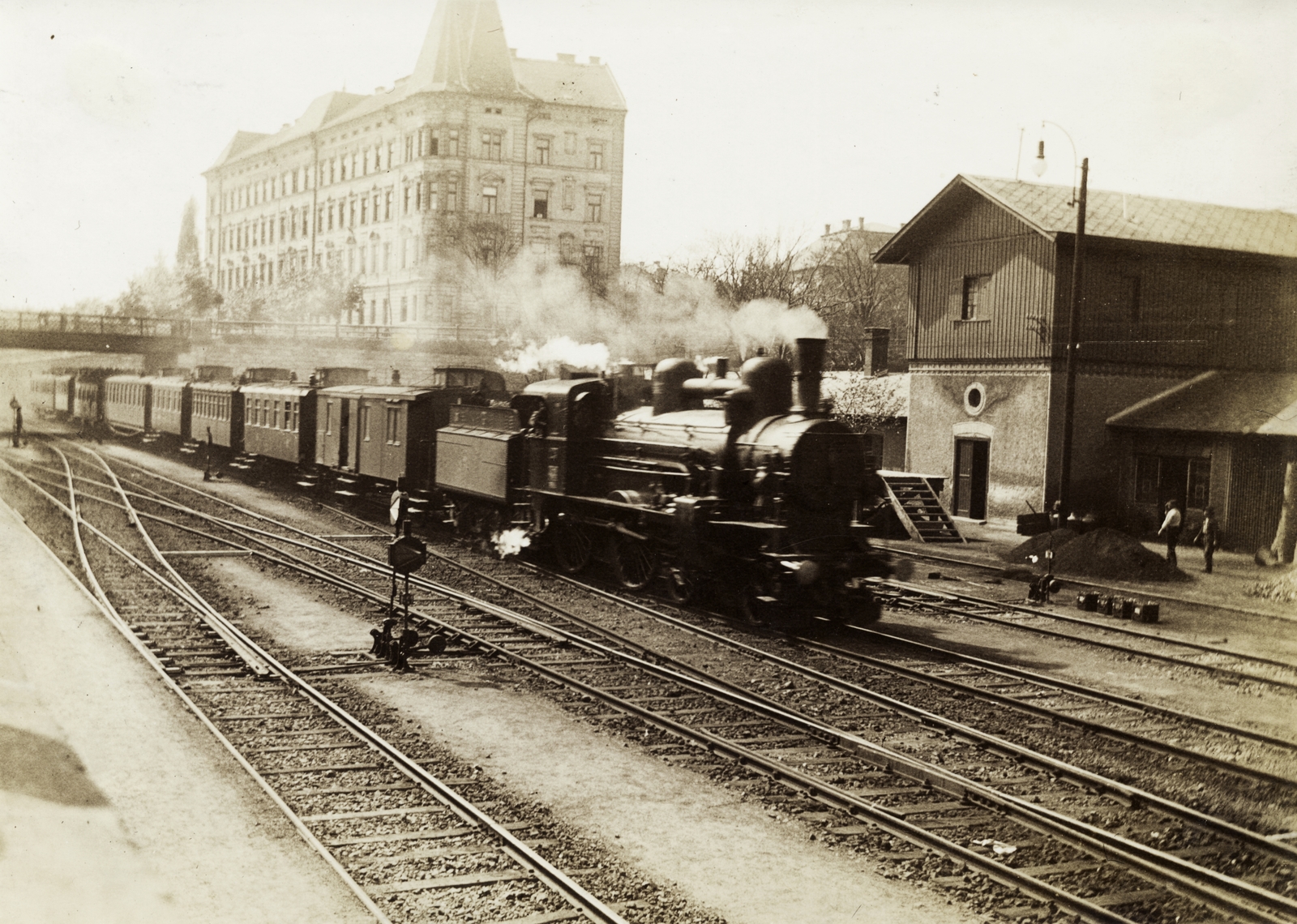 Magyarország, Budapest I., Déli pályaudvar, háttérben a Győri út - Márvány utca sarkán álló ház., 1906, Széman György, Budapest, gőzmozdony, Fortepan #115834