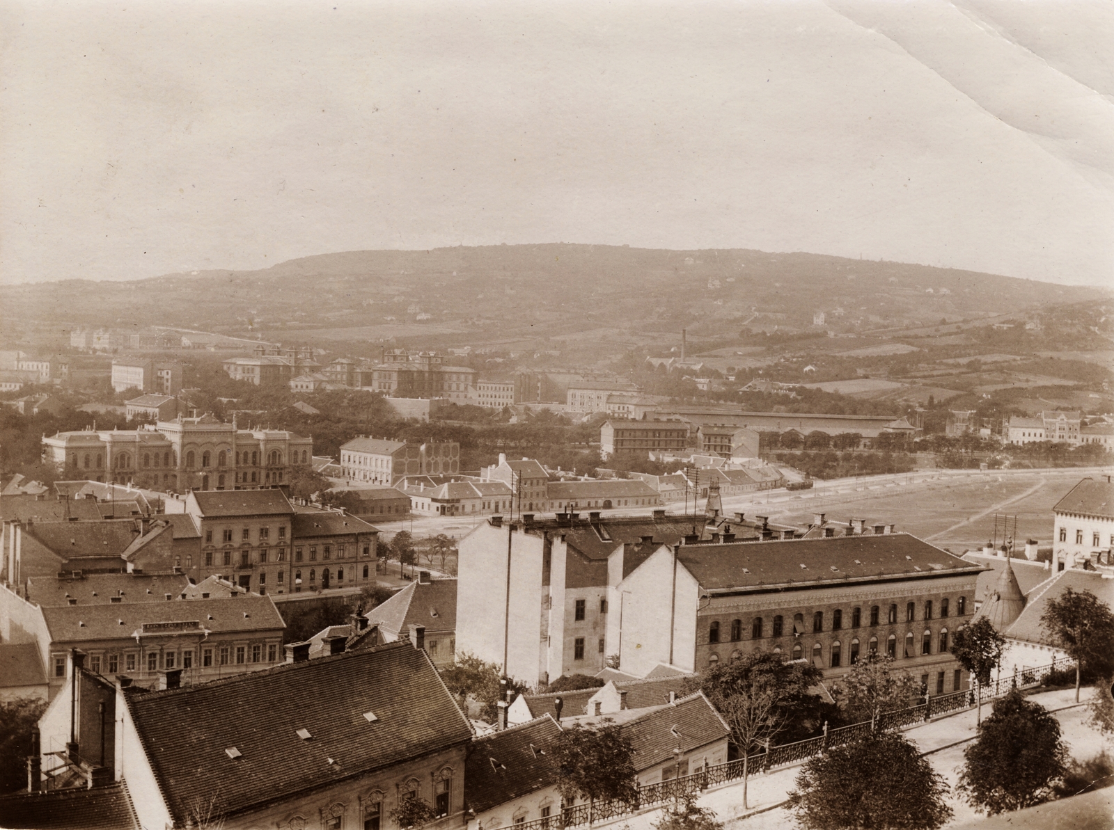 Magyarország, Budapest I., kilátás a Várból a Krisztinavárosra. Előtérben a Palota út és a Tábor utca házai, jobbra a Vérmező, felette a Déli pályaudvar. Balra a kép közepén a Karácsonyi palota látszik., 1905, Széman György, Budapest, háztető, látkép, Fortepan #115838