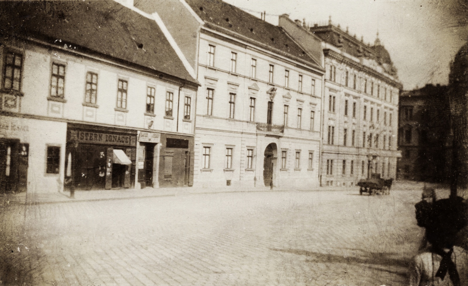 Magyarország, budai Vár, Budapest I., Dísz tér, középen a Batthyány palota, a kép jobb szélén a Honvéd Főparancsnokság épületének részlete látszik., 1905, Széman György, Budapest, utcakép, üzletportál, lovaskocsi, Fortepan #115840