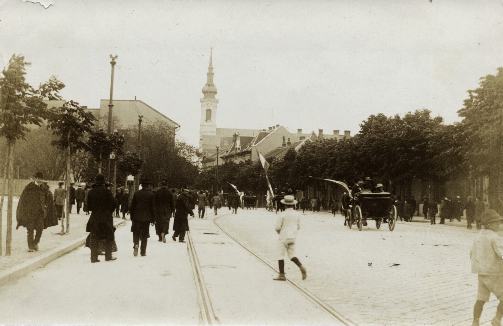 Hungary, Budapest I., Krisztina körút, a felvétel Dr. Szebeny Antal függetlenségi párti országgyűlési képviselőjelölt 111. szám alatt lévő háza közelében, a támogatására szervezett felvonulás alkalmával készült. Balra a Vérmező, szemben a Krisztina téri Havas Boldogasszony-templom látható., 1906, Széman György, Budapest, Fortepan #115841