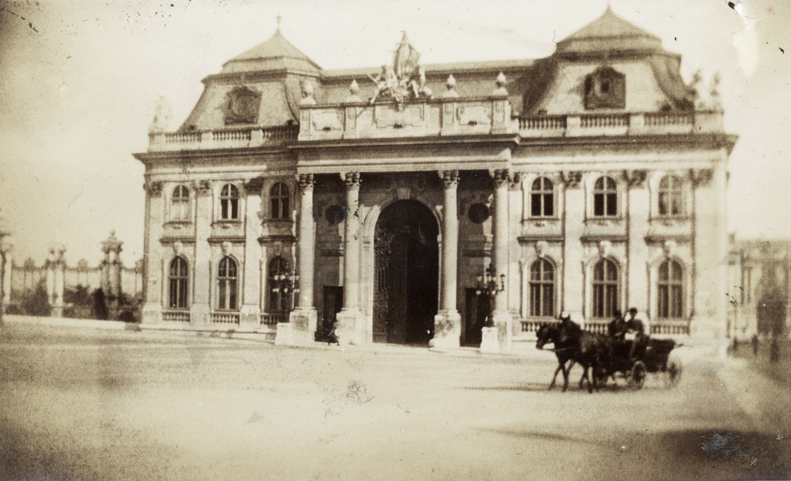 Magyarország, budai Vár, Budapest I., Szent György tér, Királyi Palota (később Budavári Palota), főkapu., 1905, Széman György, lovaskocsi, Budapest, szoborcsoport, Fortepan #115848