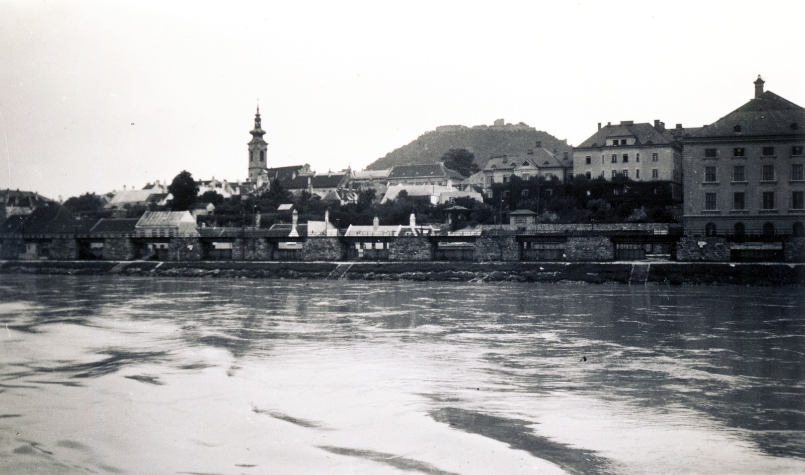 Austria, Hainburg an der Donau, a város látképe a Dunáról. Balra a Stadtkirche, háttérben a Schlossberg., 1936, Széman György, Fortepan #115851