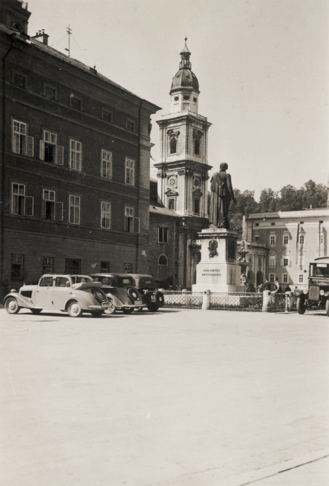 Ausztria, Salzburg, Mozartplatz, szemben a Mozart szobor, háttérben a Dóm egyik tornya., 1937, Széman György, szobor, Wolfgang Amadeus Mozart-ábrázolás, Ludwig Michael von Schwanthaler-terv, Fortepan #115857