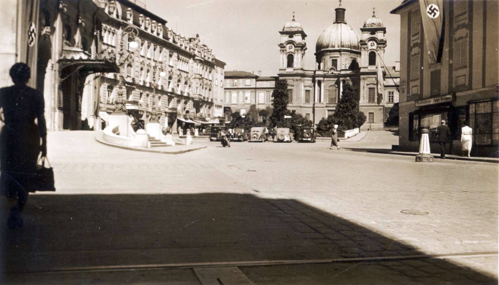 Ausztria, Salzburg, Makartplatz, szemben a Szentháromság-templom., 1937, Széman György, horogkereszt, Fortepan #115860