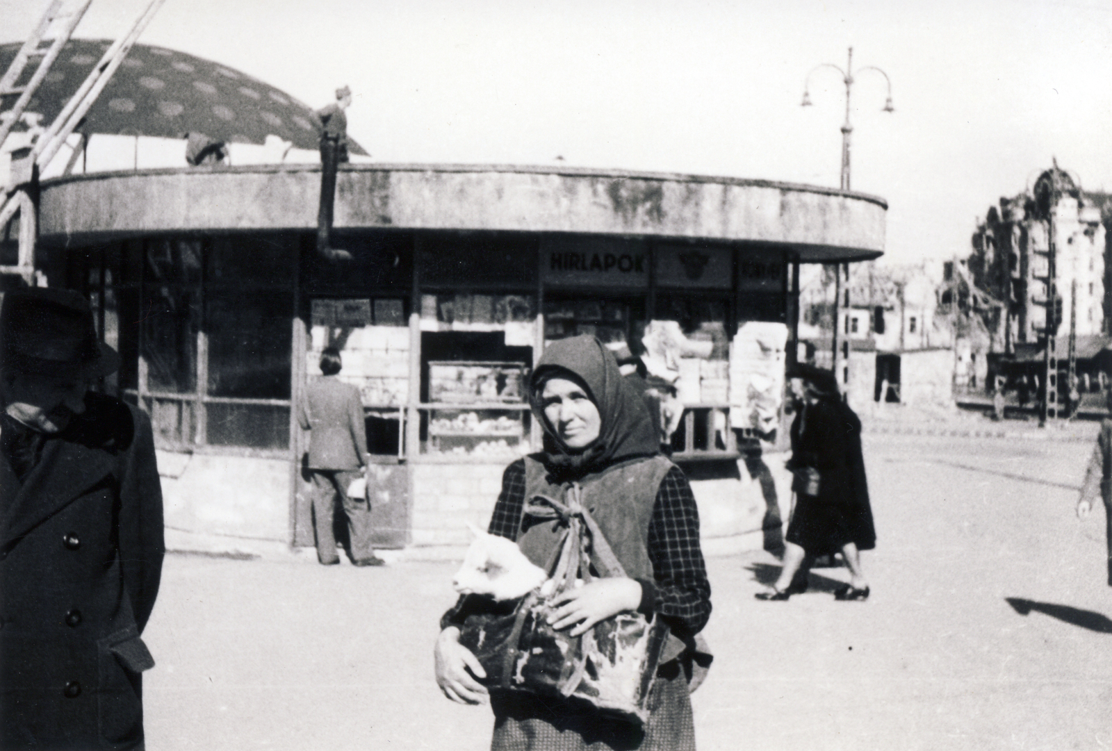 Hungary, Budapest, Széll Kálmán tér, gomba., 1945, Széman György, headscarf, square, Fortepan #115867