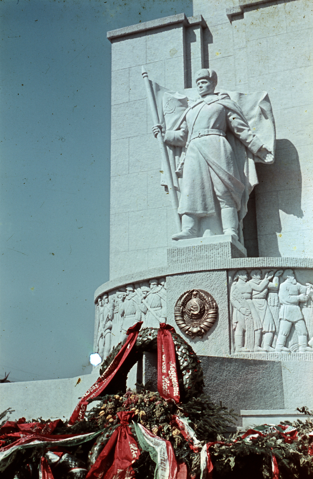 Hungary, Budapest IV., Szent István tér, szovjet hősi emlékmű (Kocsis András, 1947.)., 1951, Zsivkov Anita - Koós Árpád / Kocsis András fényképei, colorful, Soviet soldier, Soviet memorial, Budapest, Fortepan #115897