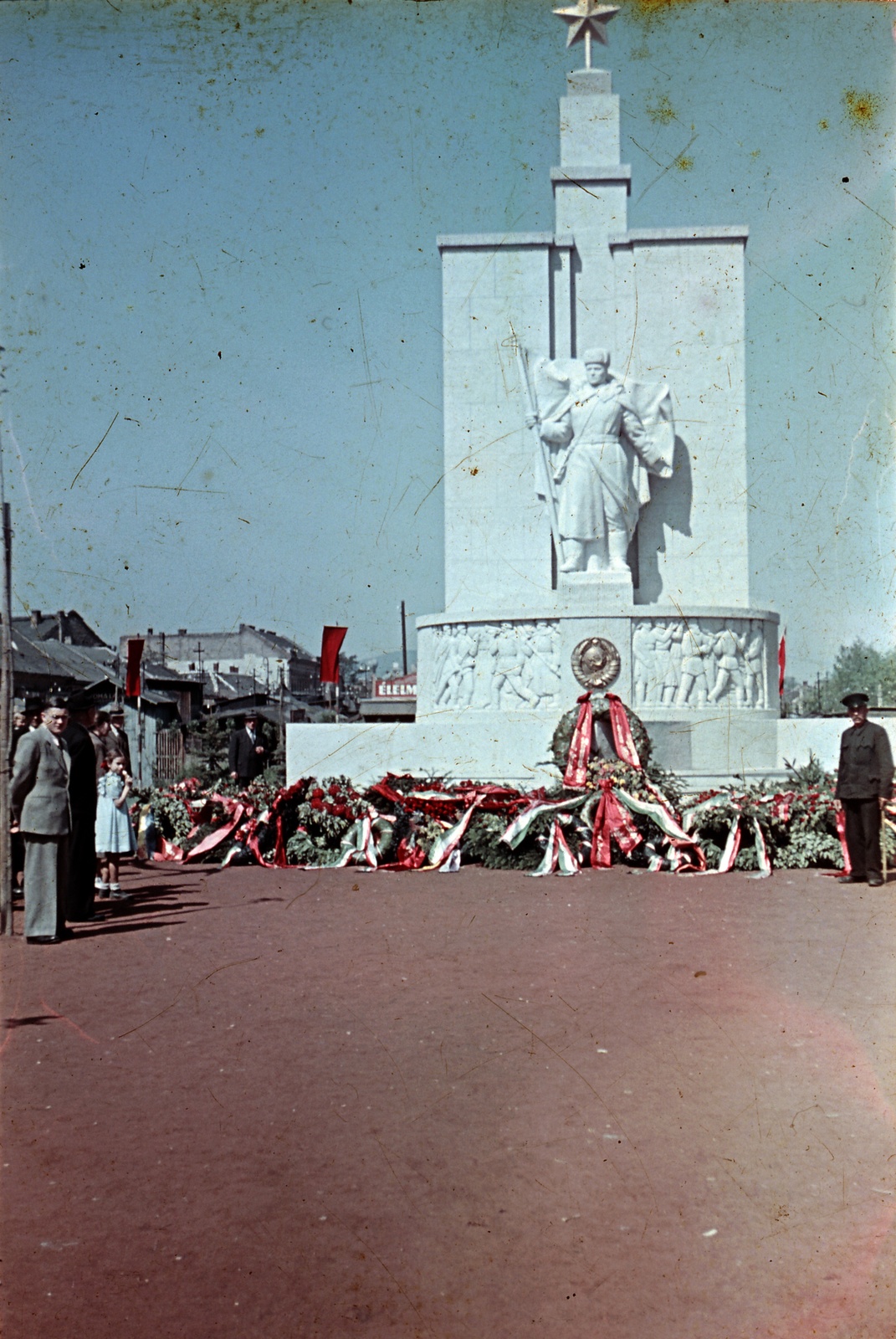 Magyarország, Budapest IV., Szent István tér, szovjet hősi emlékmű (Kocsis András, 1947.)., 1951, Zsivkov Anita - Koós Árpád / Kocsis András fényképei, színes, szovjet emlékmű, Budapest, Fortepan #115898