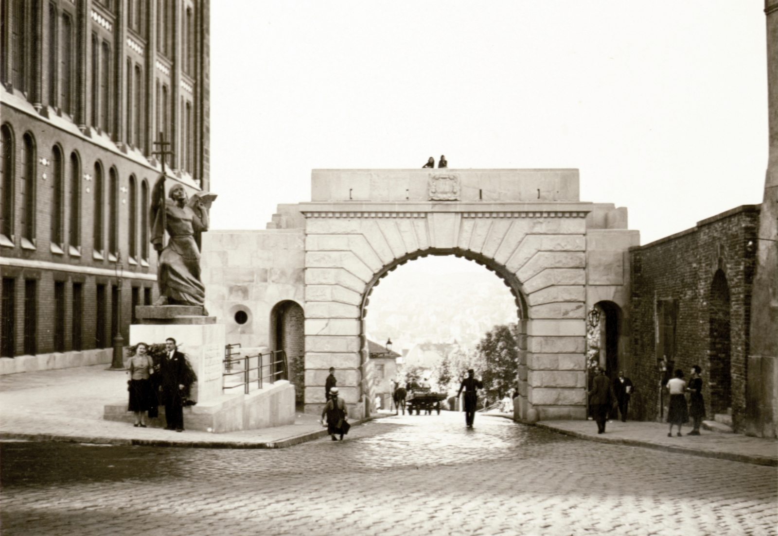 Magyarország, budai Vár, Budapest I., Bécsi kapu tér, Bécsi kapu, bal oldalon Budavár visszavételének emlékműve (Ohmann Béla, 1936.)., 1937, AG, angyal-ábrázolás, Budapest, Fortepan #115907