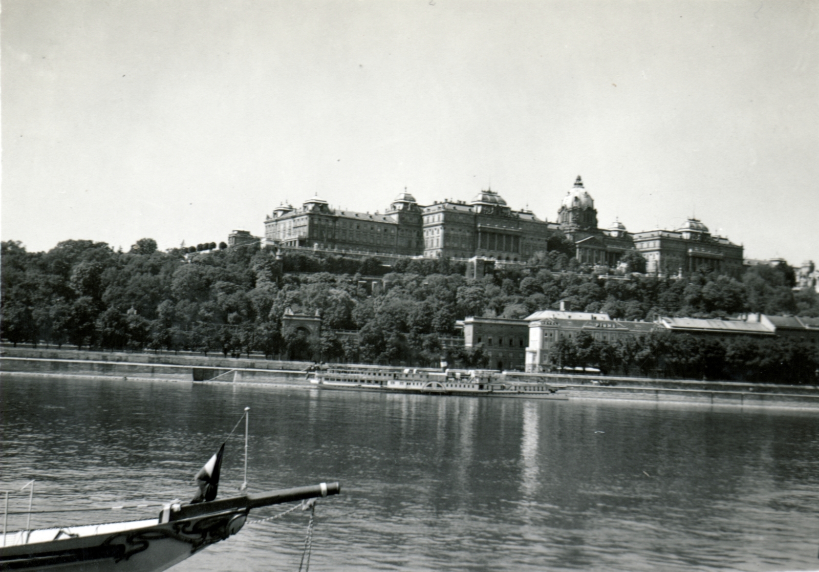 Hungary, Budapest I., a Királyi Palota (később Budavári Palota) a Vigadó téri hajóállomás felől nézve., 1928, AG, Budapest, Fortepan #115909