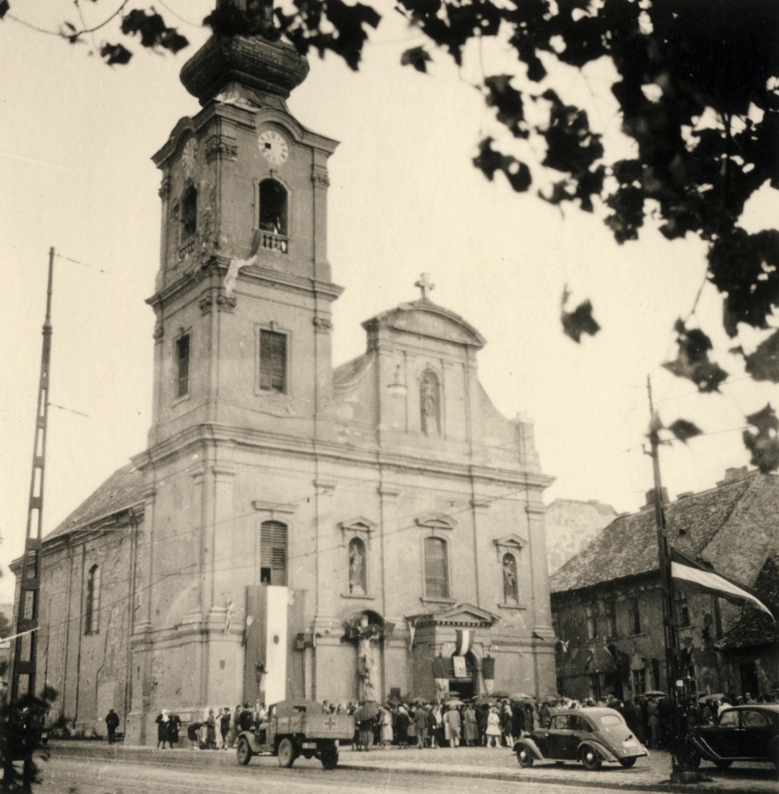 Hungary, Tabán, Budapest I., Attila út, Alexandriai Szent Katalin-templom., 1956, Bejczy Sándor, revolution, Budapest, church clock, flag with a hole, Fortepan #115921