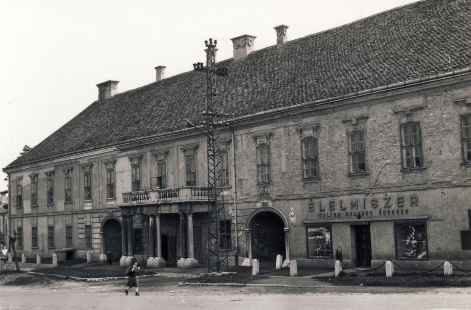 Hungary, Mór, Szent István tér 6., Láncos (Luzsénszky) kastély, ma városháza., 1950, Bejczy Sándor, store display, castle, Fortepan #115922
