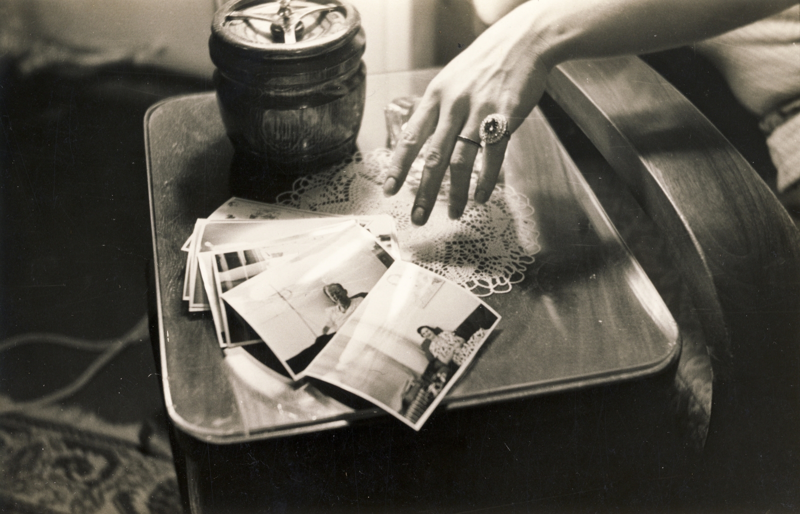 1952, Bejczy Sándor, ashtray, hand, lace, still life, picture in picture, Fortepan #115923