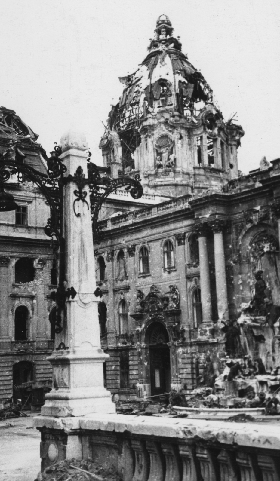 Hungary, Budapest I., Királyi Palota (később Budavári Palota), Hunyadi udvar, jobbra a Mátyás király kút., 1945, Ungváry Krisztián, Budapest, war damage, damaged building, dome, sculptural group, Fortepan #115934