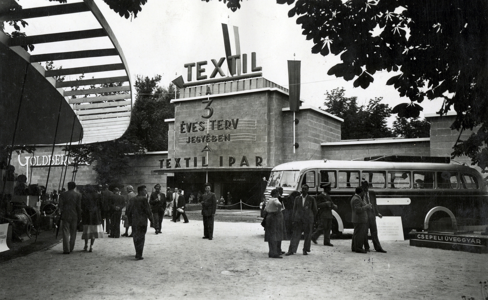 Magyarország, Városliget,Budapesti Nemzetközi Vásár, Budapest XIV., 1948, Fortepan, autóbusz, életkép, pavilon, látogatók, Budapest, Goldberger Sámuel és Fiai Rt, textilipar, Fortepan #115947