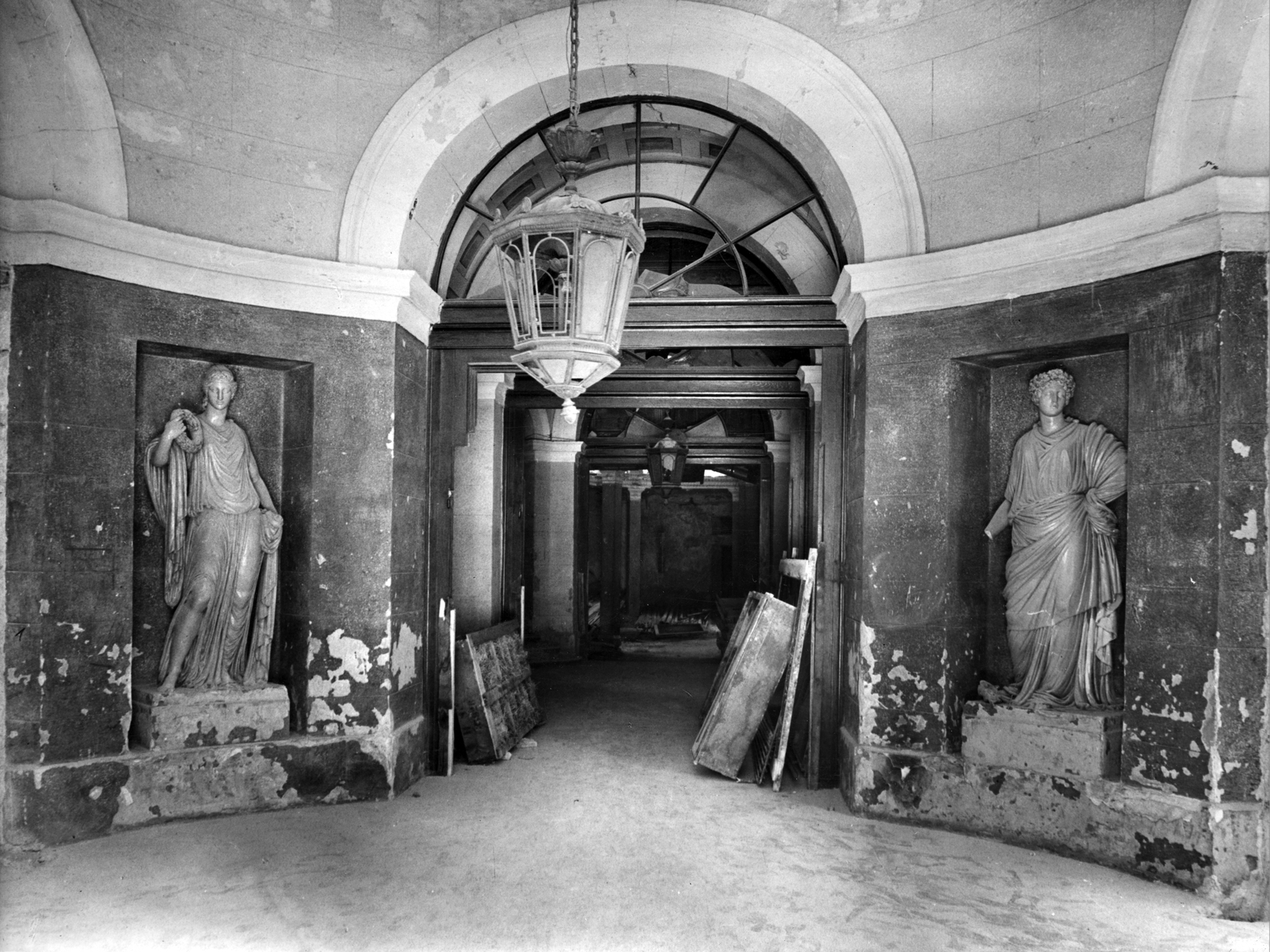 Hungary, Budapest V., Nádor utca 9., Festetics-palota, előcsarnok. Flóra és Bacchánsnő, Josef Klieber szobrai., 1955, Fortepan, Budapest, sculpture, female figure, Fortepan #115948