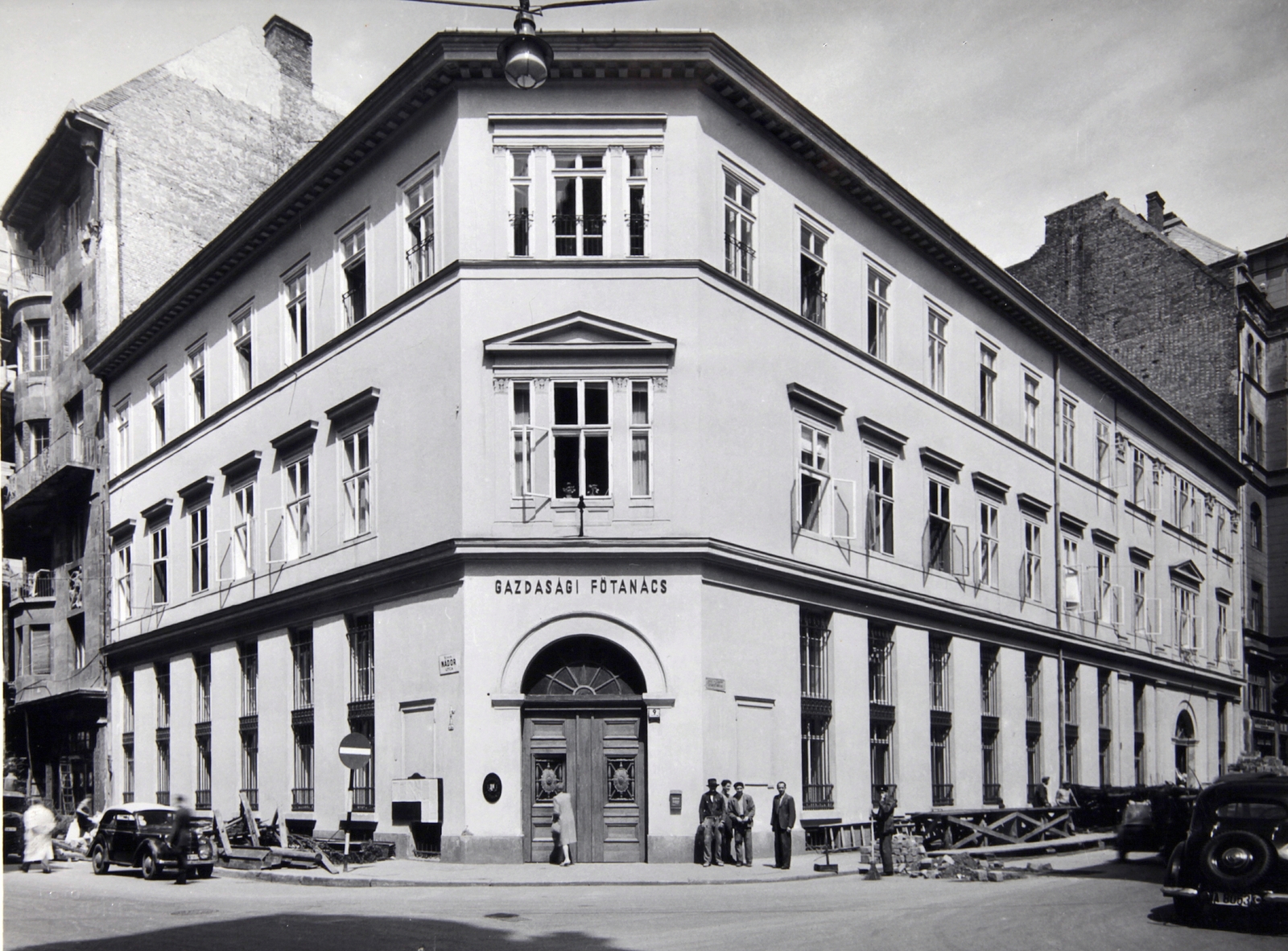 Magyarország, Budapest V., Nádor utca 9., Zrínyi utca sarok., 1948, Fortepan, utcakép, életkép, automobil, rendszám, Budapest, sarokház, Fortepan #115950