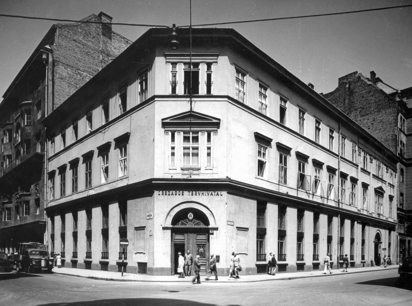 Hungary, Budapest V., Nádor utca 9., Zrínyi utca sarok., 1955, Fortepan, Budapest, window bars, street name sign, cornerhouse, Fortepan #115951