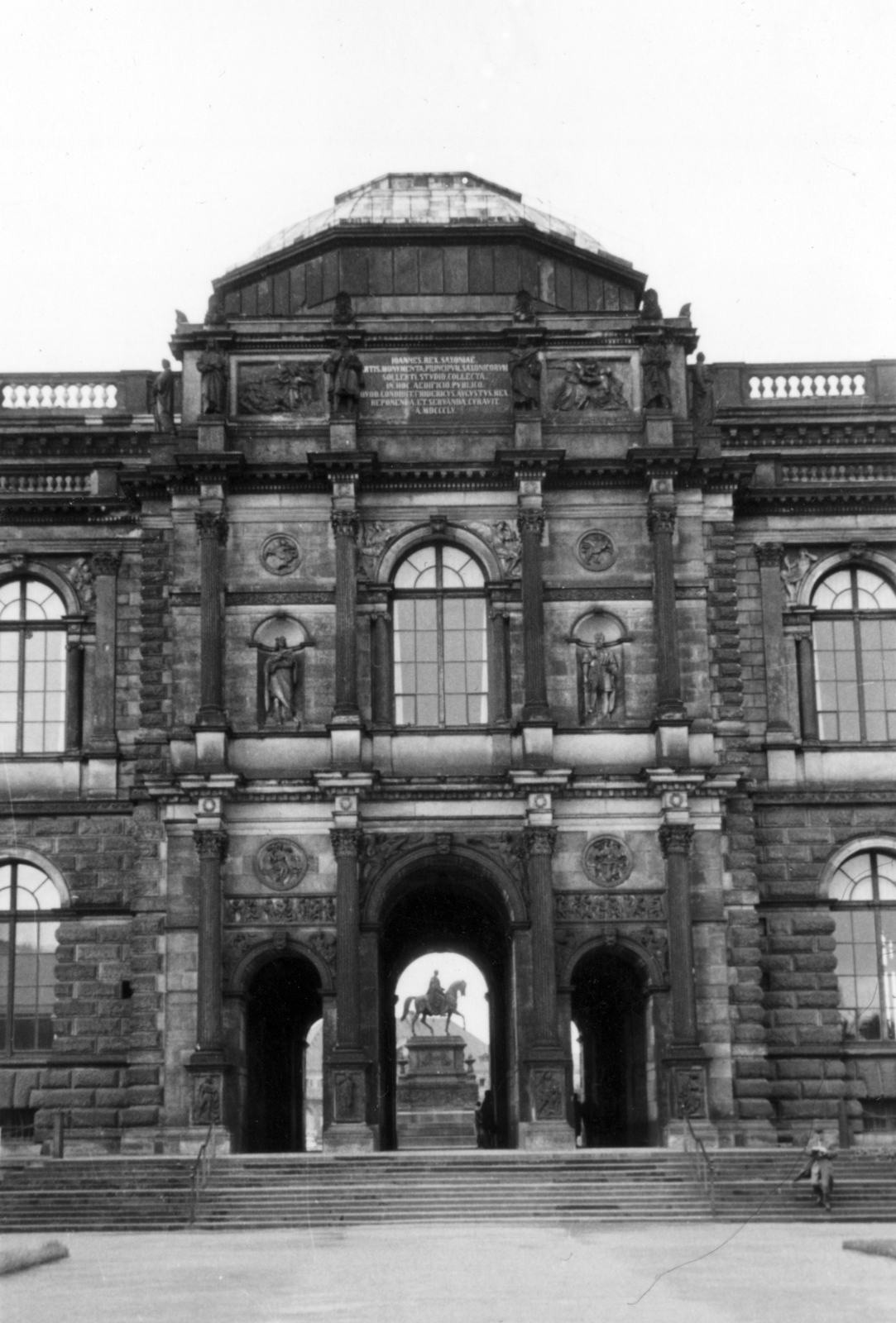 Germany, Dresden, Zwinger, a kapun túl a Theaterplatz és ott I. János szász király lovas szobra., 1960, Chikán Dóra, GDR, Baroque-style, palace, horse sculpture, John I of Saxony-portrayal, Matthäus Daniel Pöppelmann-design, Fortepan #115964