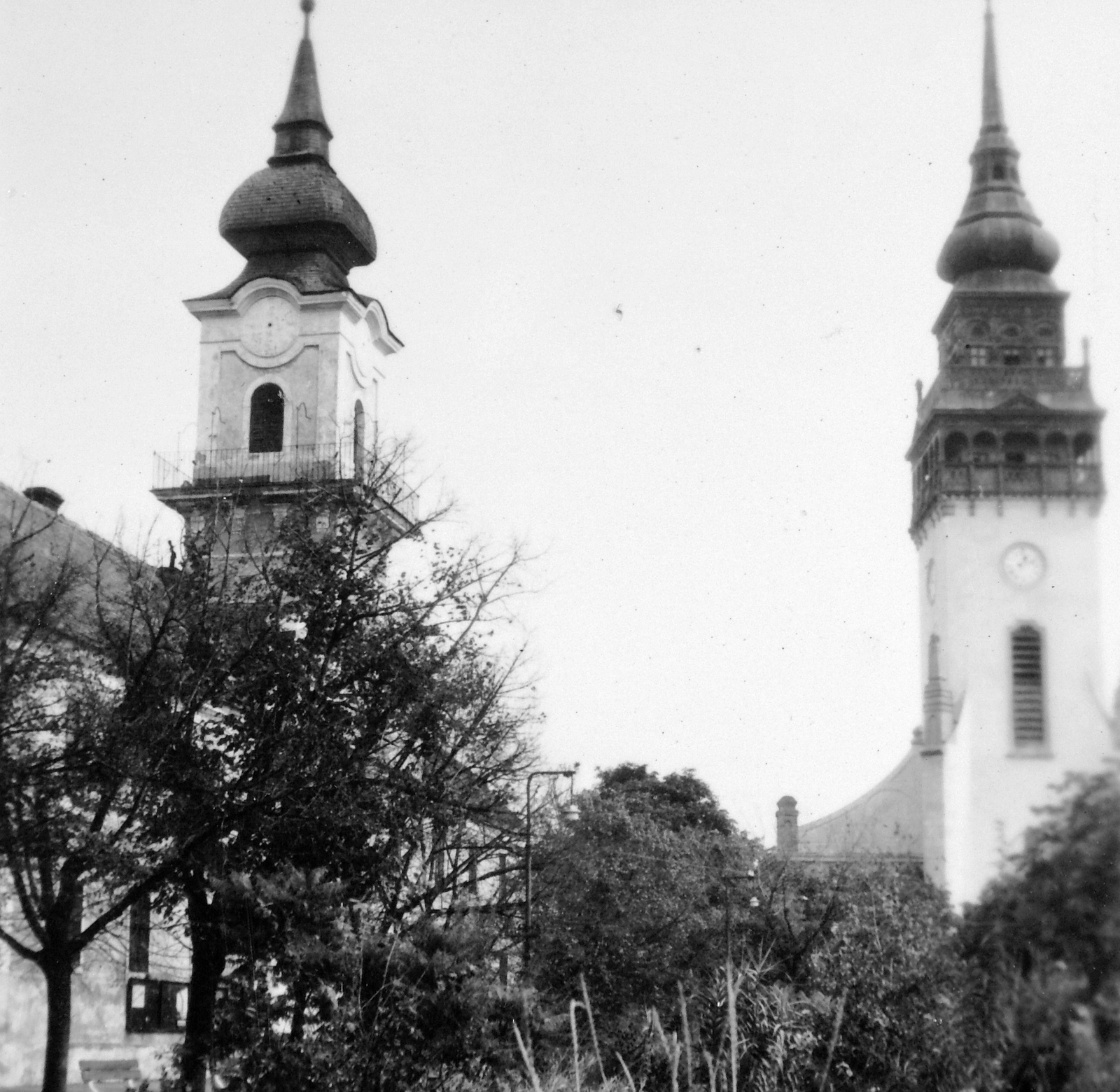 Magyarország, Nagykőrös, Szabadság tér, balra a Városháza, jobbra a református templom., 1957, Gyöngyi, toronyóra, Fortepan #11597