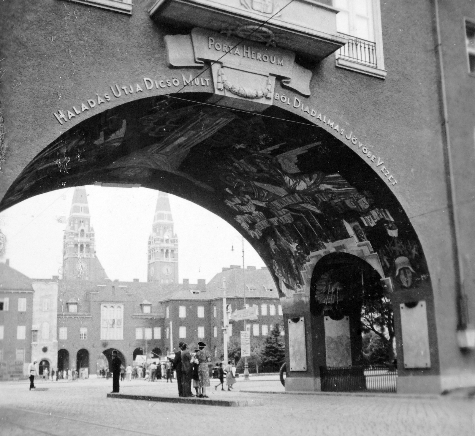 Magyarország, Szeged, Hősök Kapuja. Háttérben az Aradi vértanúk tere és az egyetem épületei mögött a Fogadalmi templom tornyai láthatók., 1940, Gyöngyi, kapu, emlékmű, freskó, neoklasszicizmus, Pogány Móric-terv, Fortepan #11599