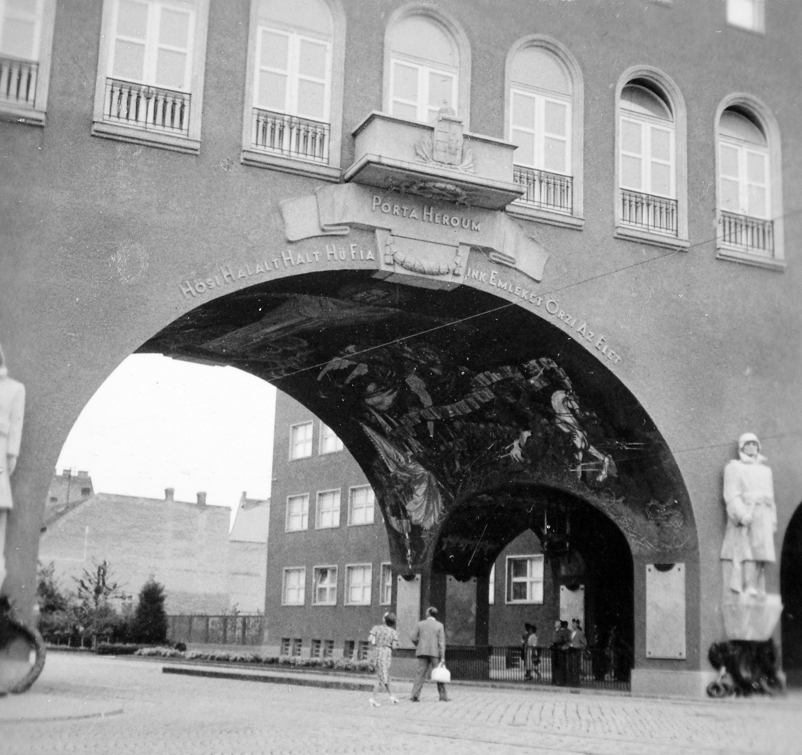 Magyarország, Szeged, Hősök Kapuja., 1940, Gyöngyi, kapu, szobor, emlékmű, címer, freskó, emléktábla, neoklasszicizmus, Pogány Móric-terv, Fortepan #11600