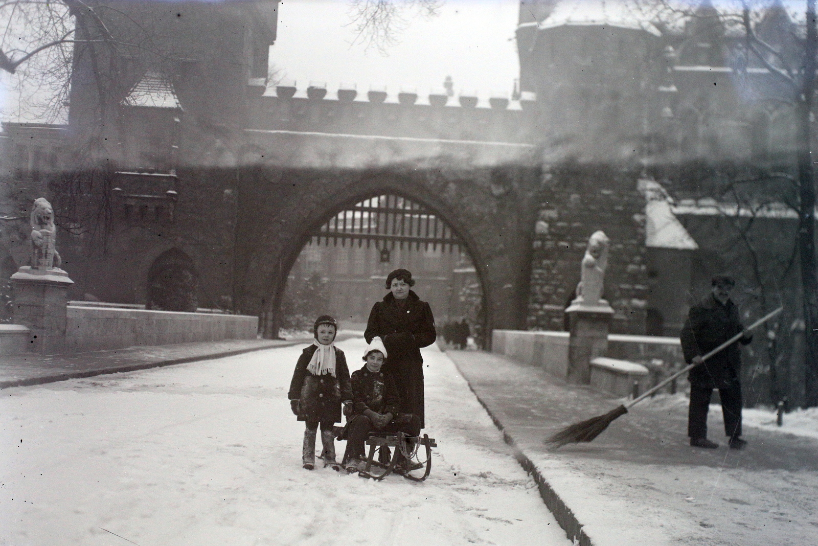 Magyarország, Városliget, Budapest XIV., Vajdahunyad vára., 1938, Koroknai-Tegez Ferenc, kastély, szánkó, Alpár Ignác-terv, utcaseprő, eklektikus építészet, Budapest, csúcsív, Fortepan #116037