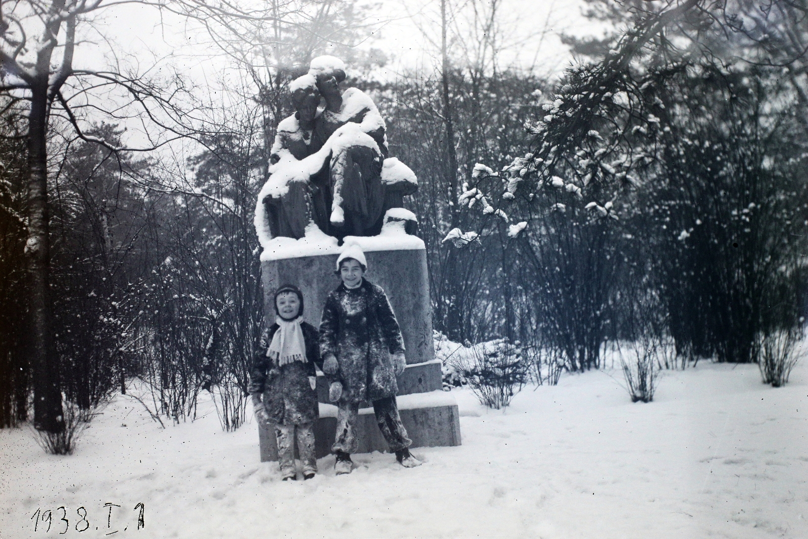 Hungary, Budapest XIV., Olof Palme sétány (Stefánia út), Olvasó lányok szobra (Stróbl Alajos, 1929.)., 1938, Koroknai-Tegez Ferenc, winter, snow, sculpture, Budapest, spreading, Fortepan #116038