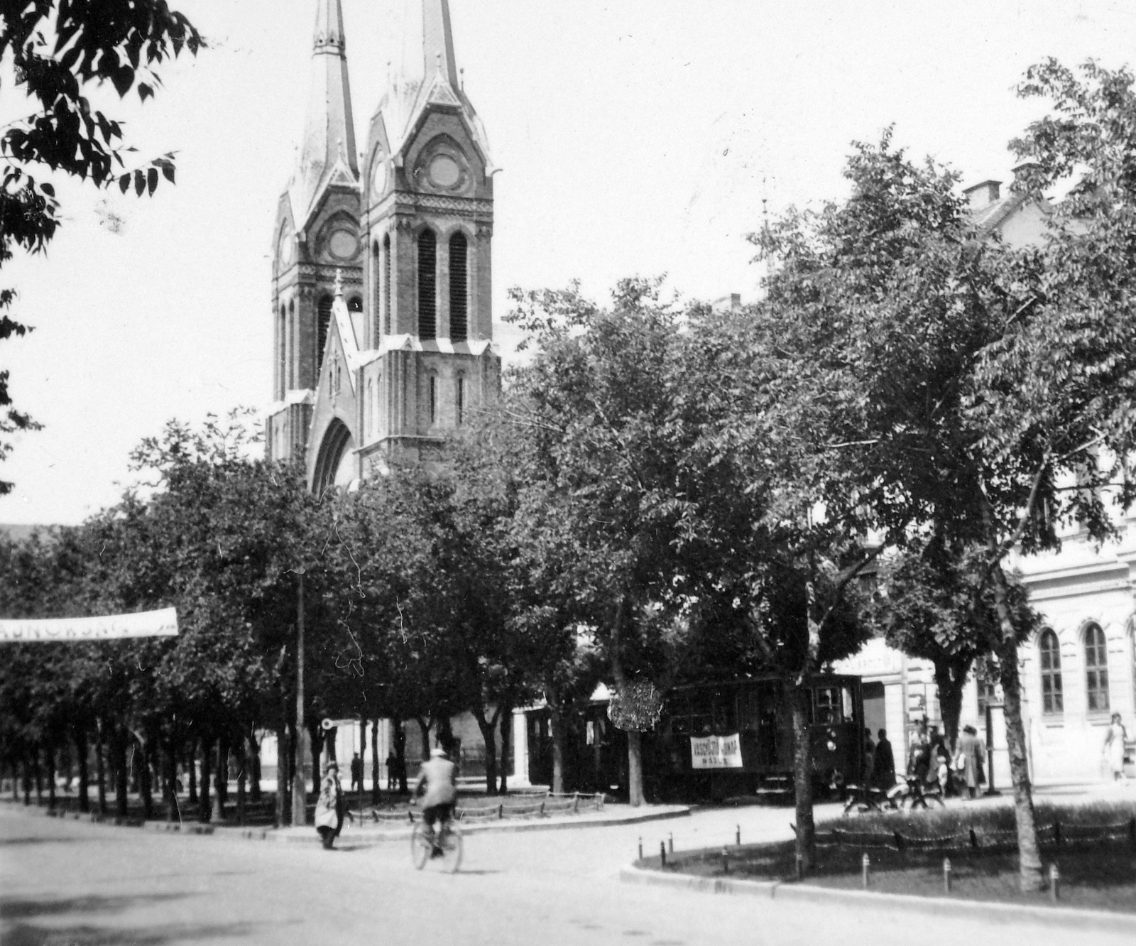 Magyarország, Békéscsaba, Szent István tér, Belvárosi Páduai Szent Antal-templom., 1955, Gyöngyi, kerékpár, templom, buszmegálló, katolikus, neogótika, Hofhauser Antal-terv, Fortepan #11604