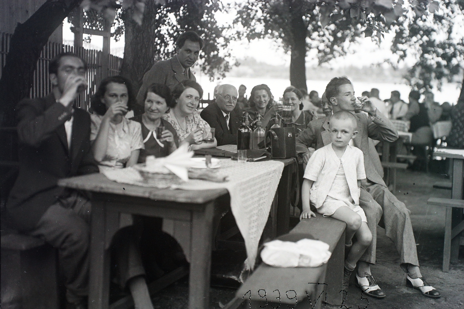 1939, Koroknai-Tegez Ferenc, soda water bottle, drinking, Fortepan #116048