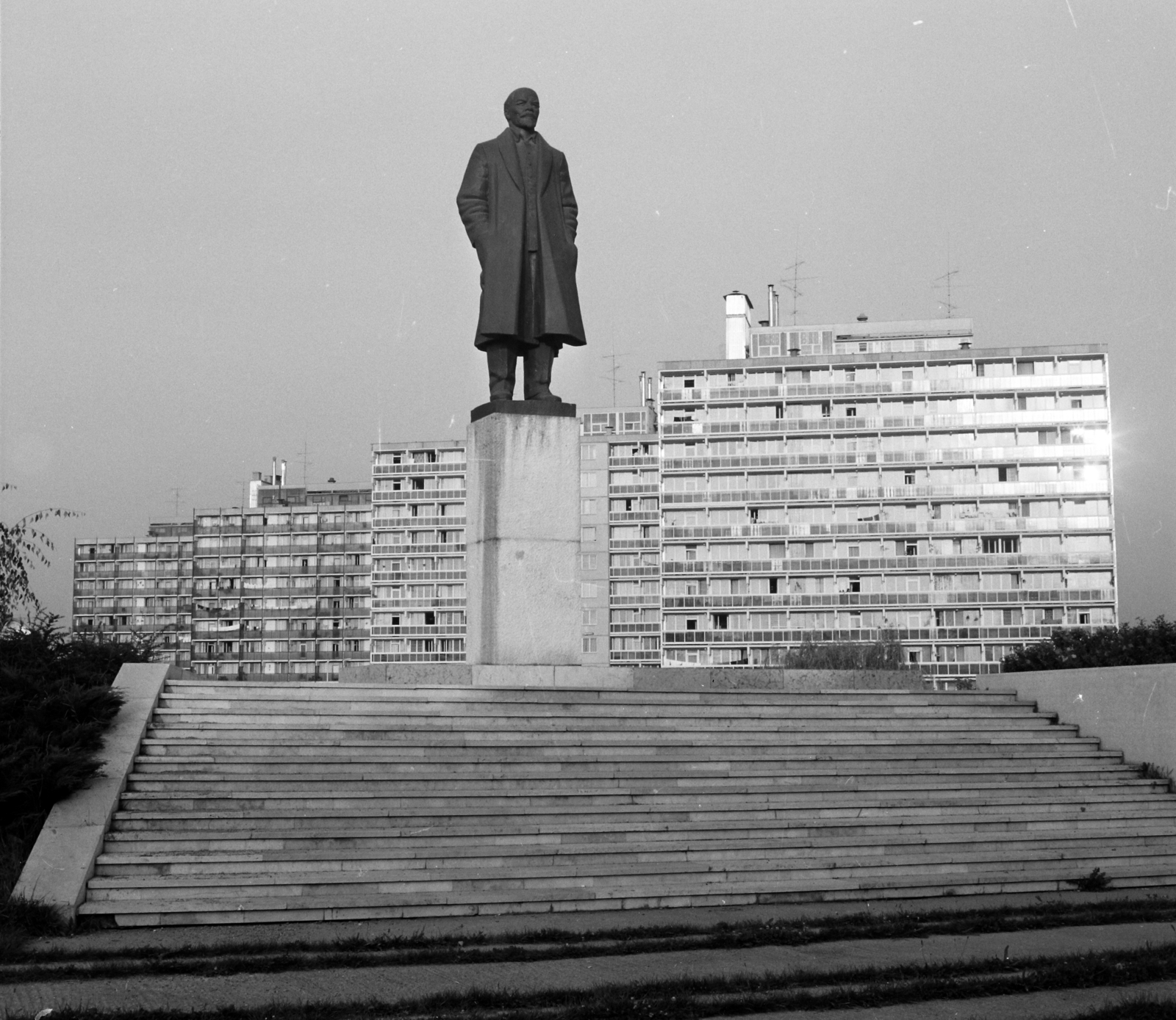 Magyarország, Zalaegerszeg, Platán sor (Lenin út), Ifjúsági-park, Lenin szobor (Marton László, 1970.)., 1975, Krantz Károly, szobor, lakótelep, Lenin-ábrázolás, Fortepan #116059