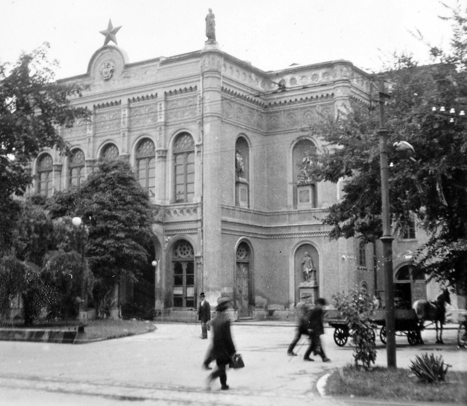 Hungary, Debrecen, Csokonai Színház., 1954, Gyöngyi, art of theater, national theater, sculpture, Horse-drawn carriage, romanticism, genre painting, crest, Red Star, statue, public lighting, Antal Szkalnitzky-design, Moorish architecture, Fortepan #11606