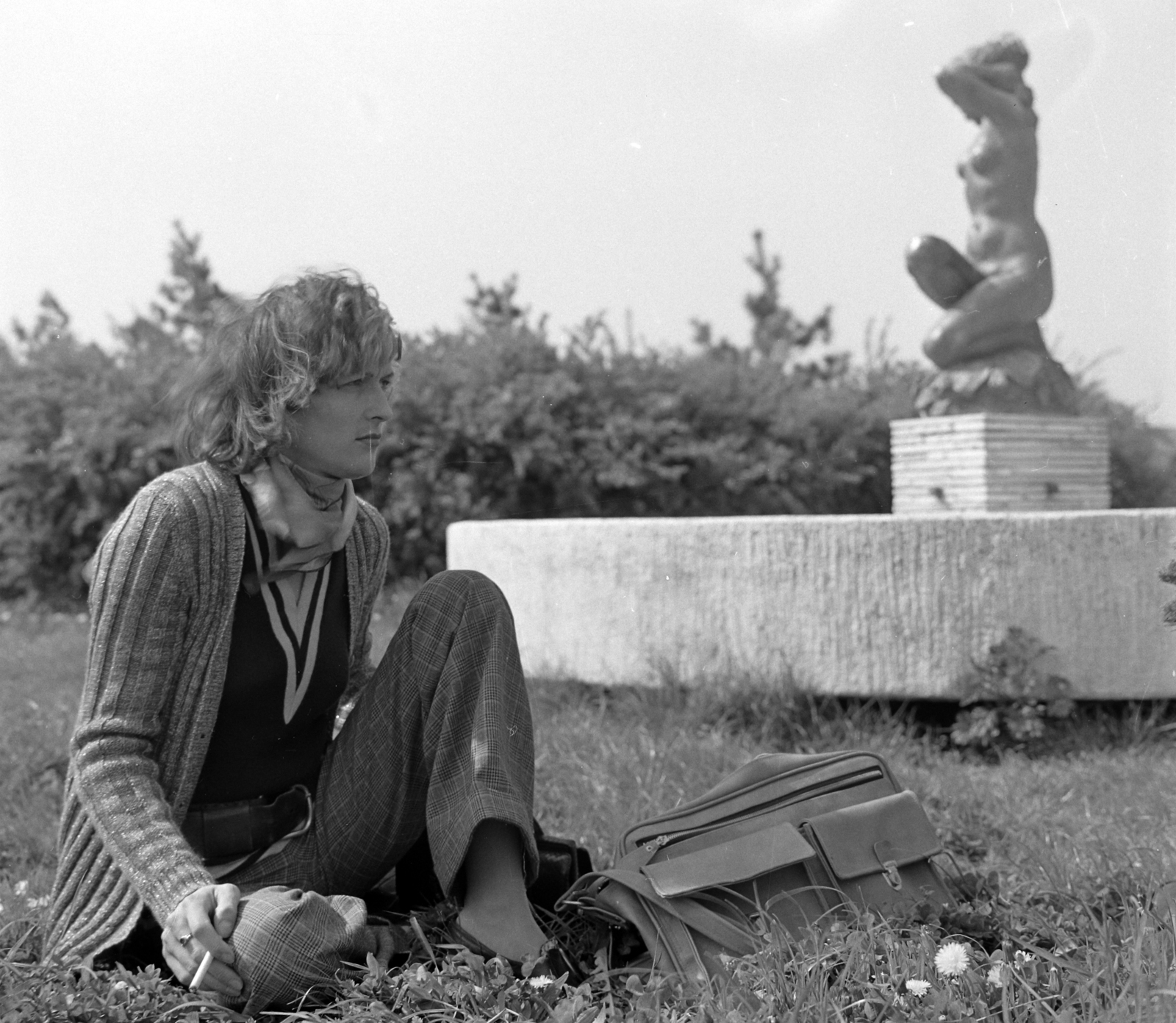 Hungary, Zalaegerszeg, Vizslapark a Kisfaludy utca - Vizslaparki utca kereszteződésnél. Liliom, Kisfaludi Strobl Zsigmond szobra., 1975, Krantz Károly, smoking, sculpture, neck scarf, sitting on the ground, Fortepan #116063