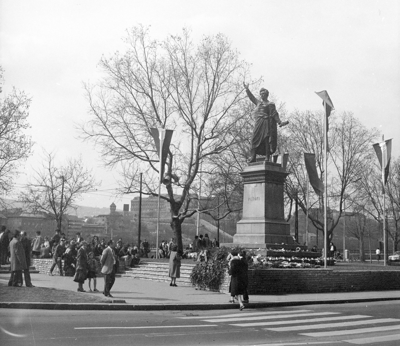 Hungary, Budapest V., Petőfi tér, Petőfi Sándor szobra (Huszár Andor, 1882.), háttérben a budai Vár., 1974, Krantz Károly, Budapest, bunting, Fortepan #116072
