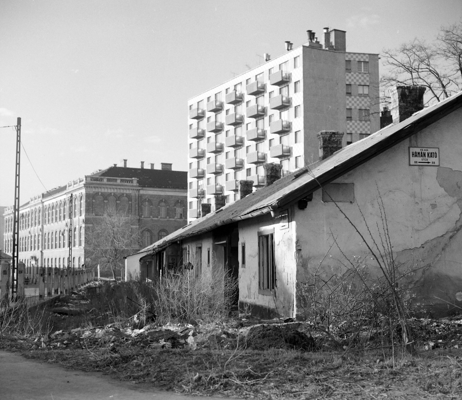 Magyarország, Budapest IX., Haller (Hámán Kató) utca, bontásra váró épület a Mihálkovics-telepen, a Tűzoltó utcánál. Balra a háttérben a Telepy utcai iskola., 1978, Krantz Károly, Budapest, Fortepan #116077
