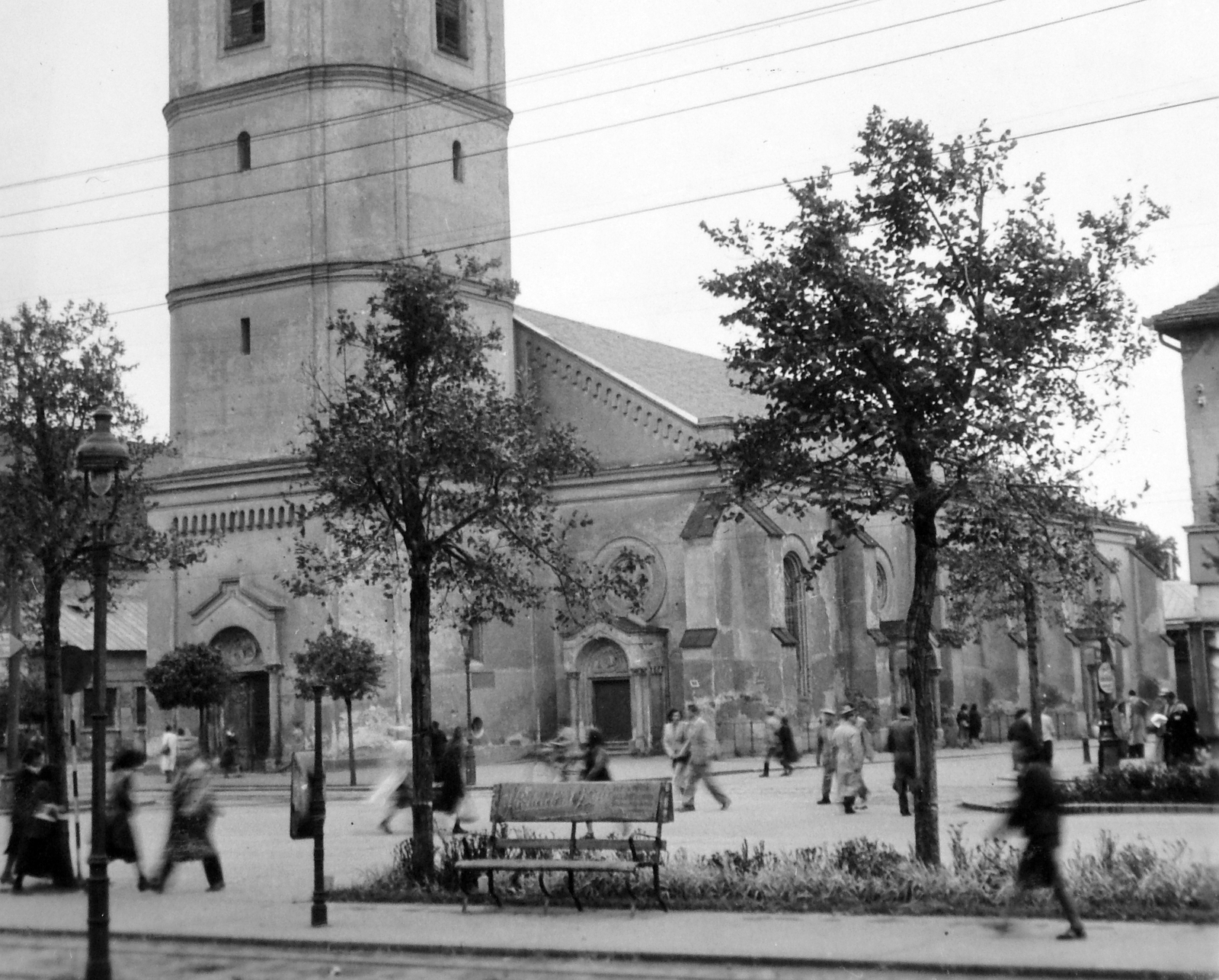 Hungary, Debrecen, Piac utca (Vörös Hadsereg útja), református Kistemplom (Csonkatemplom)., 1954, Gyöngyi, street view, genre painting, bench, trash can, Fortepan #11608