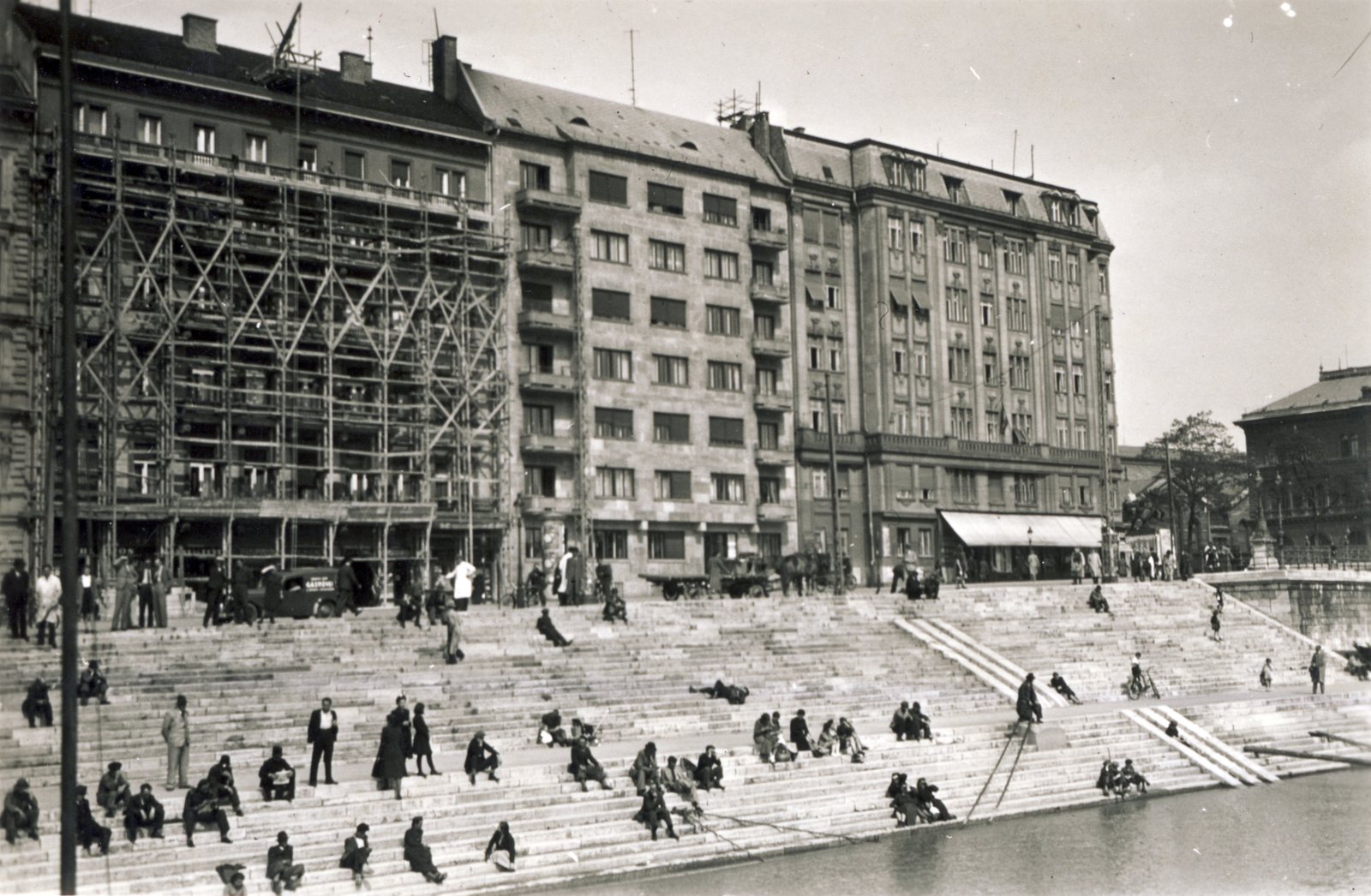 Hungary, Budapest V., pesti alsó rakpart, felette a Belgrád (Ferenc József) rakpart házai, jobbra a Fővám tér., 1941, Lajtai László, wharf, Budapest, Fortepan #116116