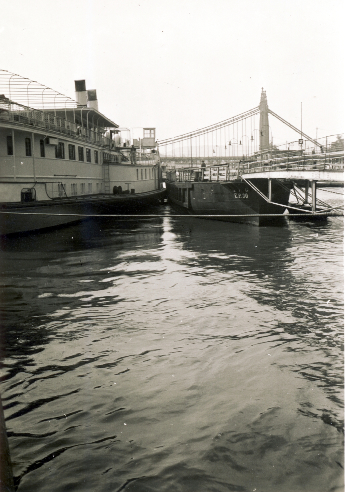 Hungary, Budapest V., Belgrád (Ferenc József) rakpart, hajóállomás. Háttérben az Erzsébet híd., 1941, Lajtai László, Budapest, Fortepan #116119