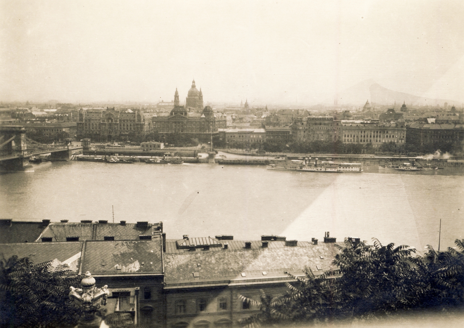 Hungary, Budapest I., kilátás a Királyi Palota (később Budavári Palota) Savoyai teraszáról a Széchenyi Lánchíd és a Bazilika felé. Az előtérben a Lánchíd utca házai., 1928, Lajtai László, Budapest, Fortepan #116128