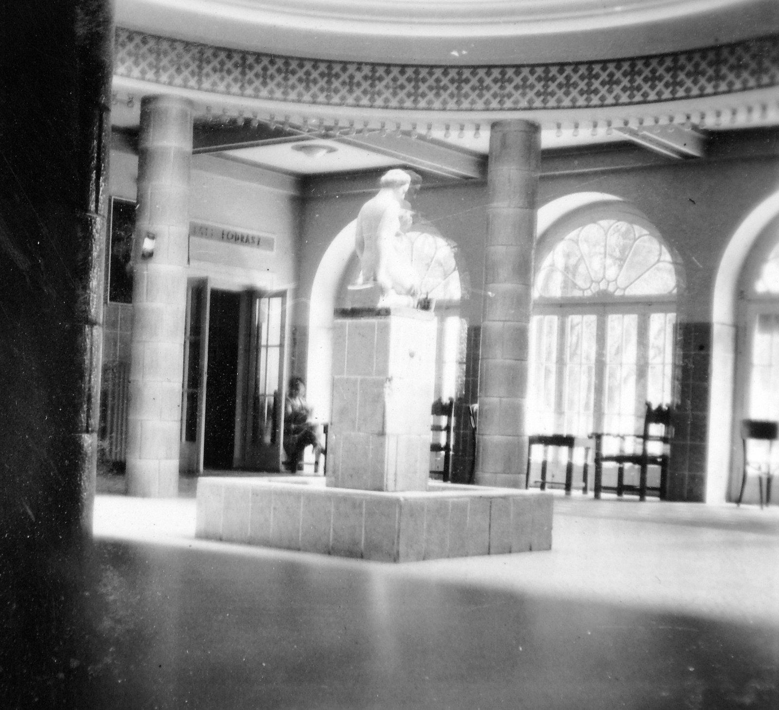 Hungary, Miskolc,Miskolctapolca, a Barlangfürdő előcsarnoka., 1951, Gyöngyi, well, sculpture, interior, hairdresser, Fortepan #11615