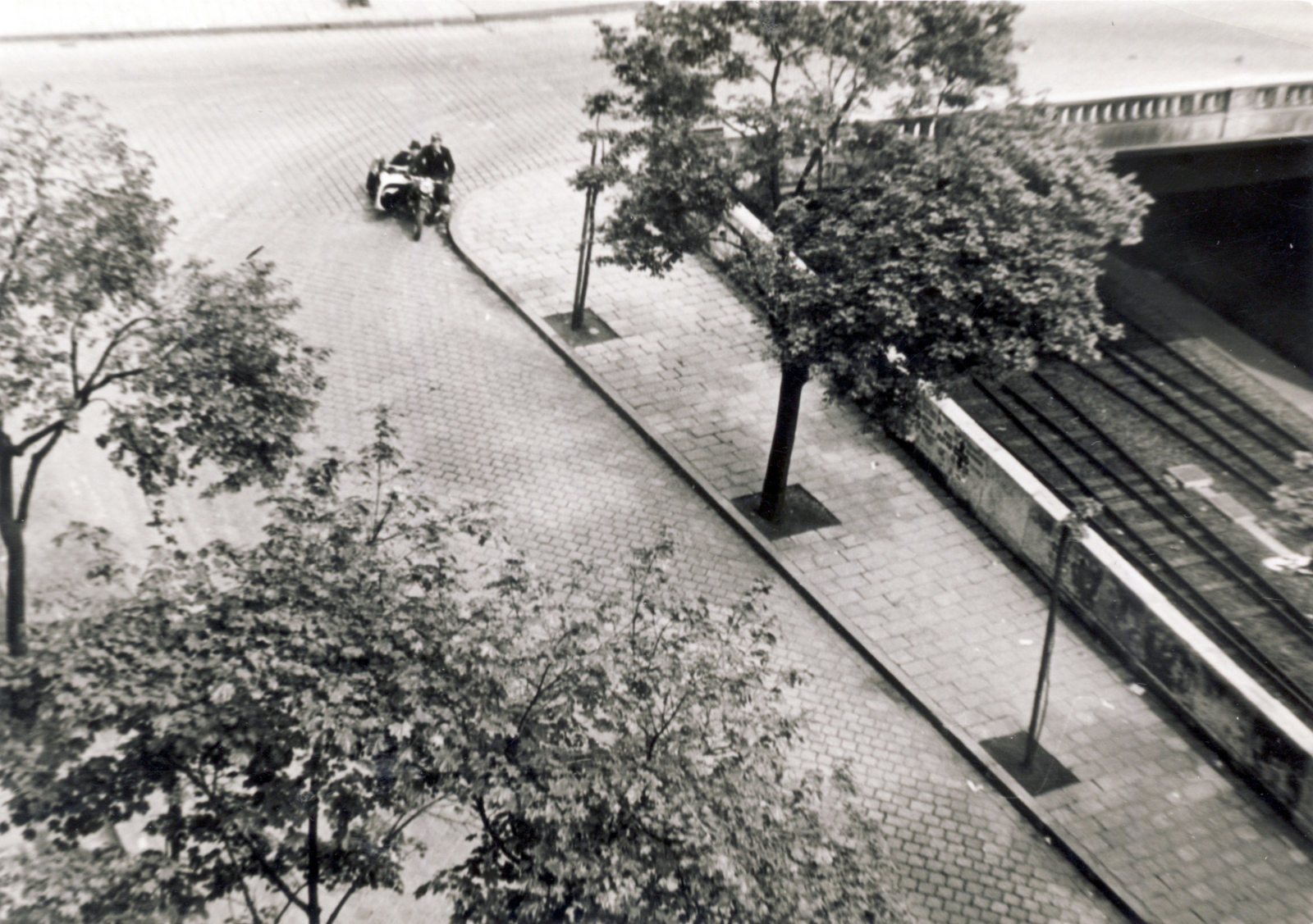 Hungary, Budapest I., Márvány utca - Győri út sarok, jobbra a déli vasút feletti híd., 1942, Lettner József, Budapest, Fortepan #116152