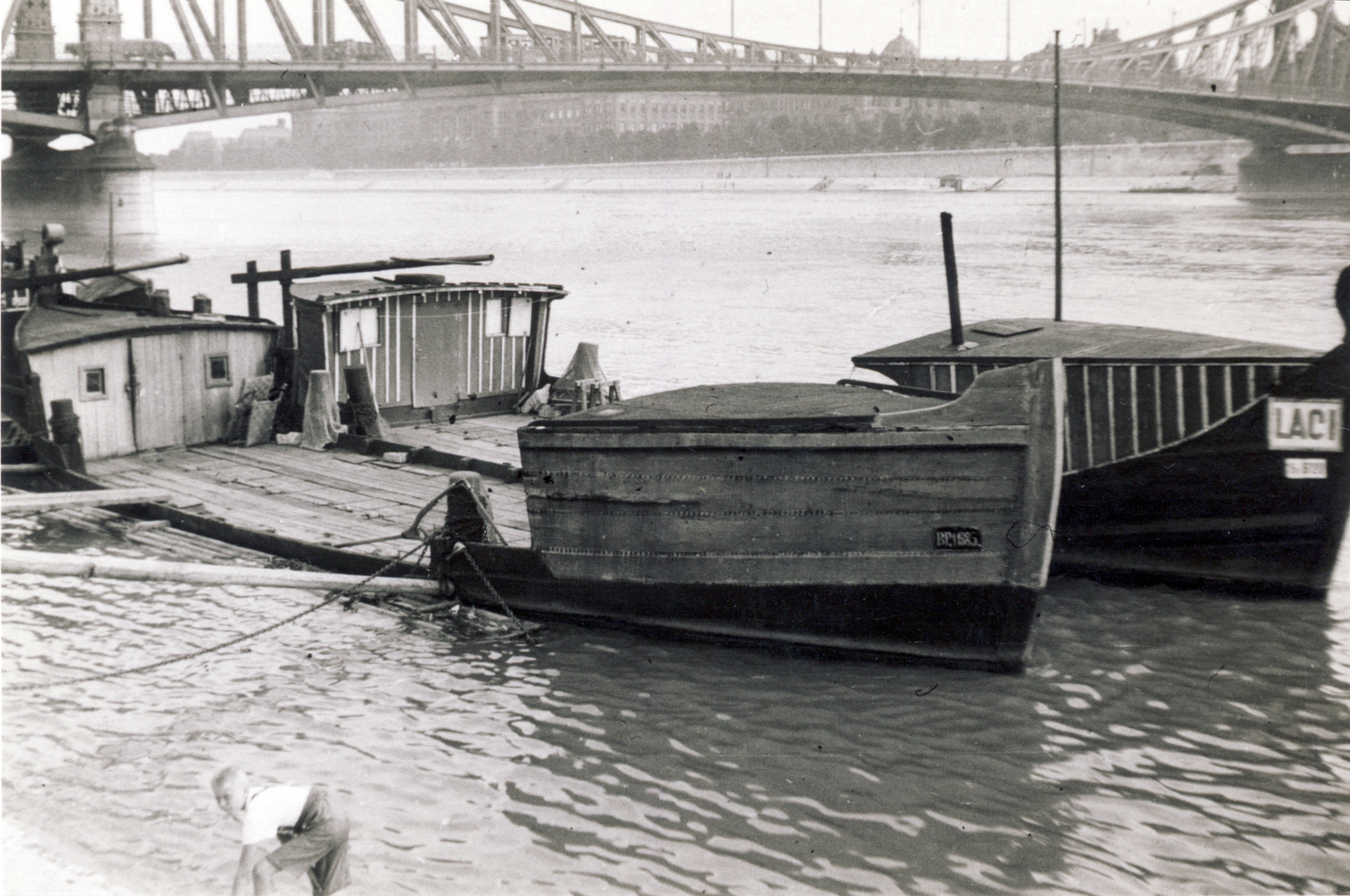 Hungary, Budapest V., haltároló bárkák a pesti alsó rakpartnál. Háttérben a Szabadság (Ferenc József) híd., 1935, Lettner József, Danube, Budapest, Fortepan #116153