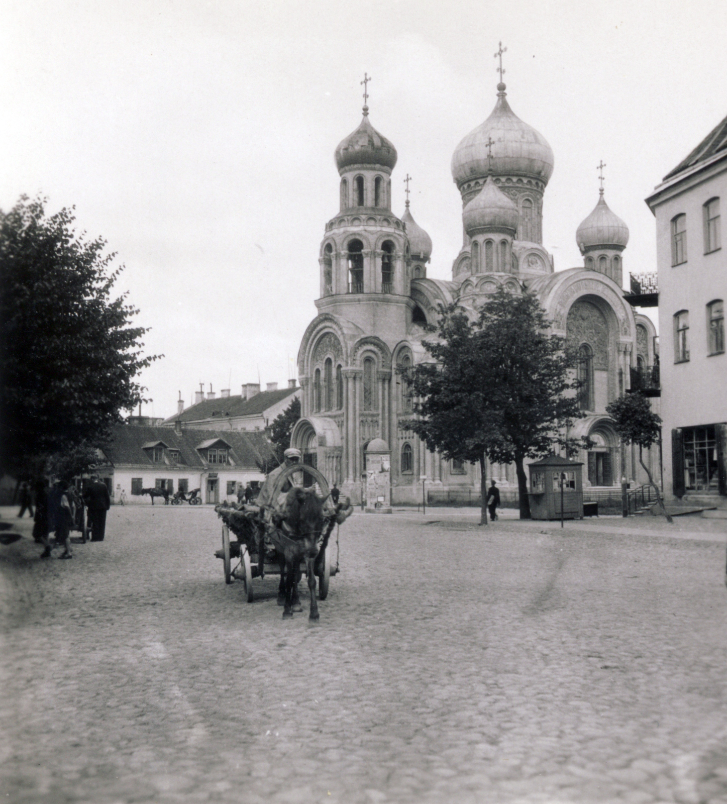 Litvánia, Vilnius, Jono Basanavičiaus (Wielką Pohulanką) utca, szemben a Szent Mihály és Szent Konstantin (más néven a Romanov) ortodox templom., 1937, Lettner József, gőzmozdony, Fortepan #116187