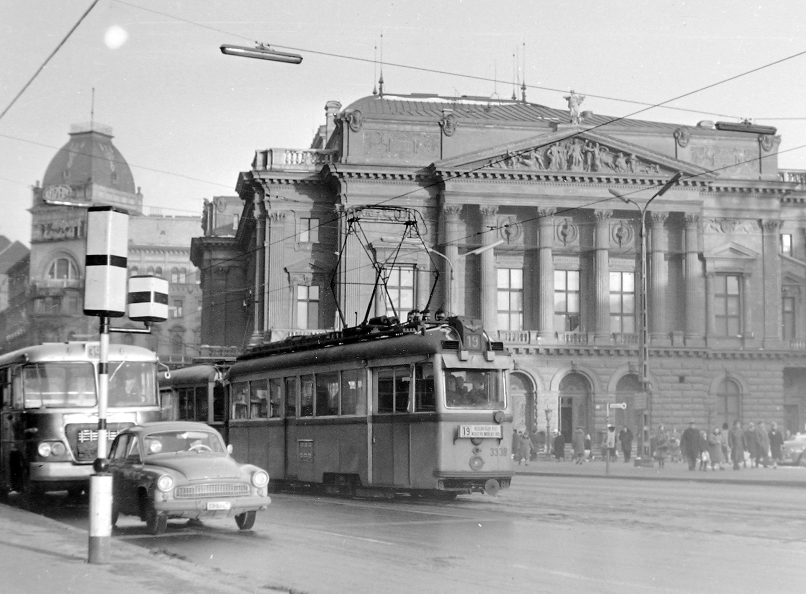 Magyarország, Budapest VIII., Blaha Lujza tér, Nemzeti Színház., 1965, Fortepan, közlekedés, forgalom, autóbusz, német gyártmány, magyar gyártmány, nemzeti színház, utcakép, életkép, jelzőlámpa, Ikarus-márka, villamos, buszmegálló, Fellner és Helmer-terv, lámpaoszlop, Ikarus 620/630, automobil, Wartburg 311/312, rendszám, Ganz-márka, Ganz UV, viszonylattábla, eklektikus építészet, Budapest, viszonylatszám, Fortepan #1162