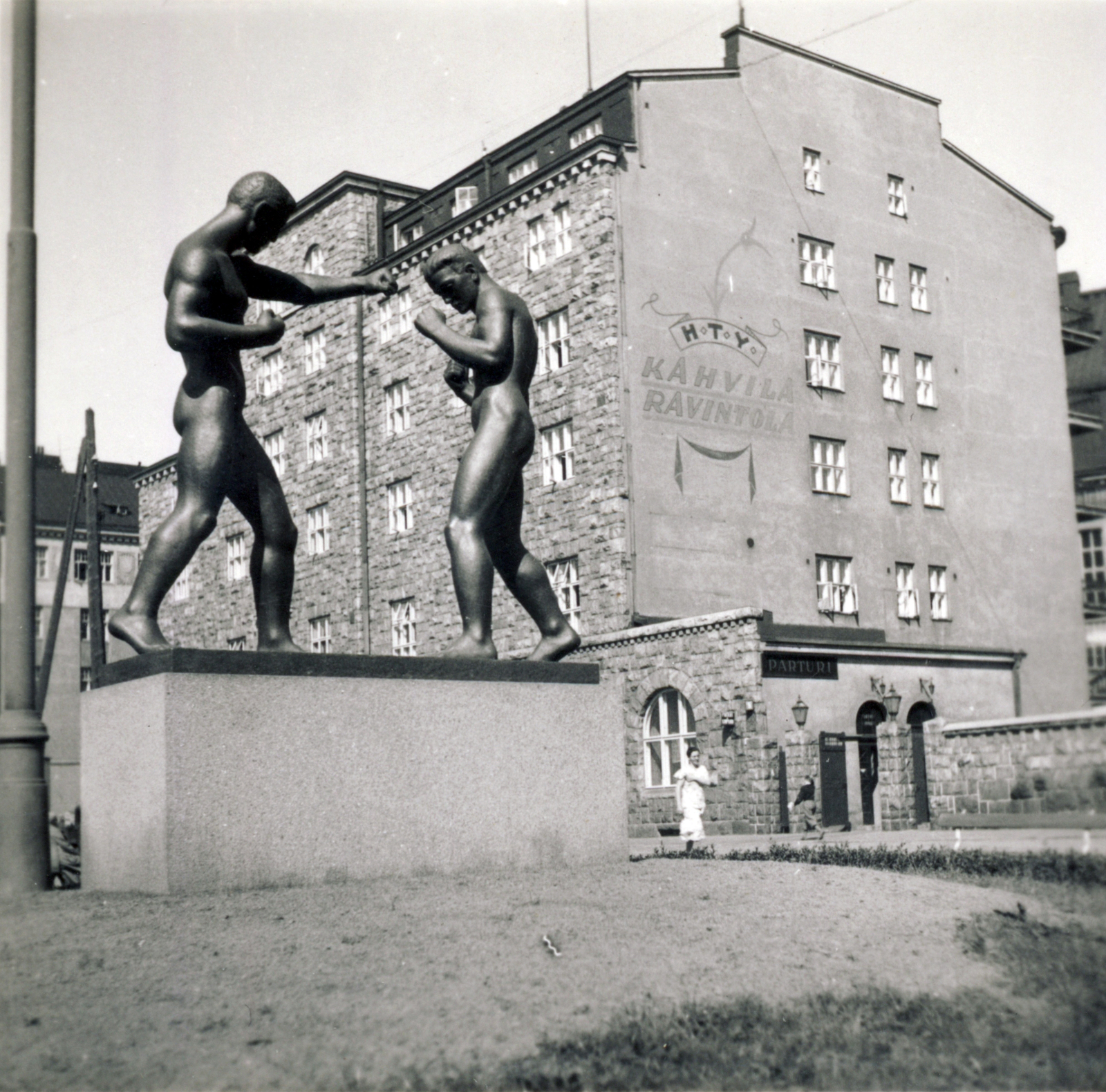 Finland, Helsinki, Paasivuorenkatu, Bokszolók című szobor (Johannes Haapasalo, 1932.)., 1937, Lettner József, boxing, sculptural group, nude figure, Fortepan #116200