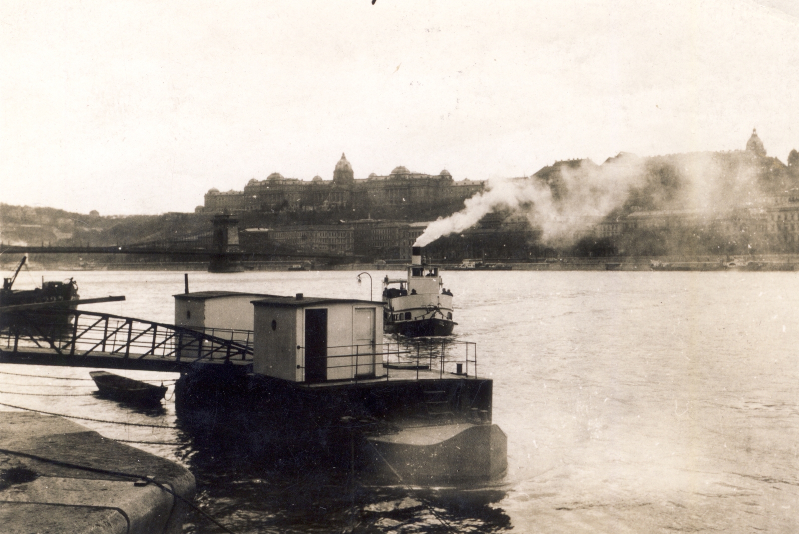 Magyarország, Budapest V.,Budapest I., a Széchenyi Lánchíd és a Királyi Palota (később Budavári Palota) a pesti alsó rakpartról nézve., 1930, Mátyásfalvi János, hajó, gőzhajó, Hófehérke/XXXI./Margitsziget hajó, ponton, Budapest, Fortepan #116230