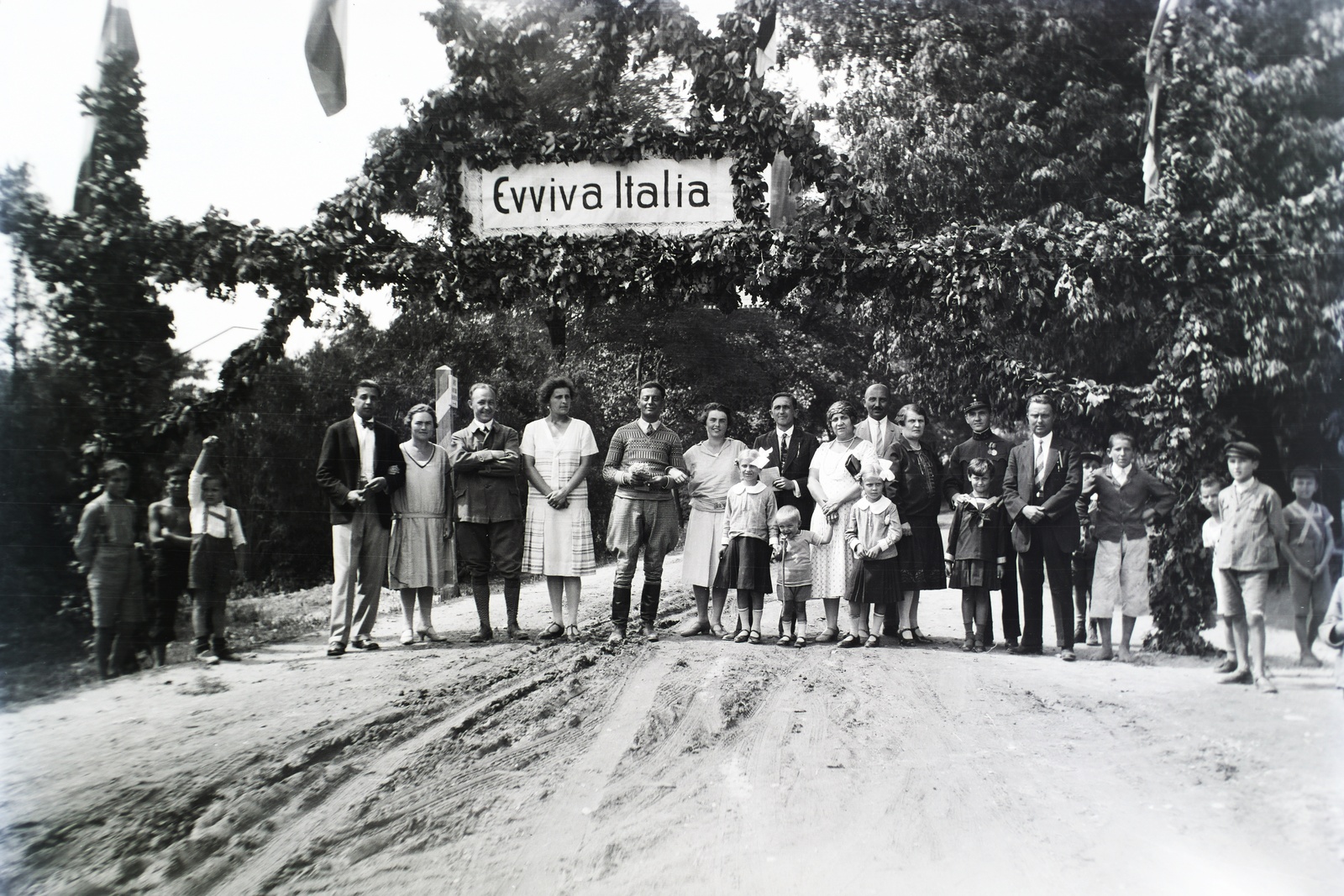 A felvétel az Unione Sportiva Milanese által rendezett Milánó-Budapest-Milánó motorverseny készült., 1928, Visnyovszky Éva, Italian sign, ribbon, kids, Fortepan #116235